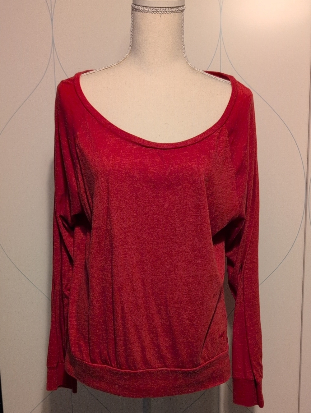 4/$20 PINK Victoria's Secret Red Scoop-Neck Lightweight Pullover